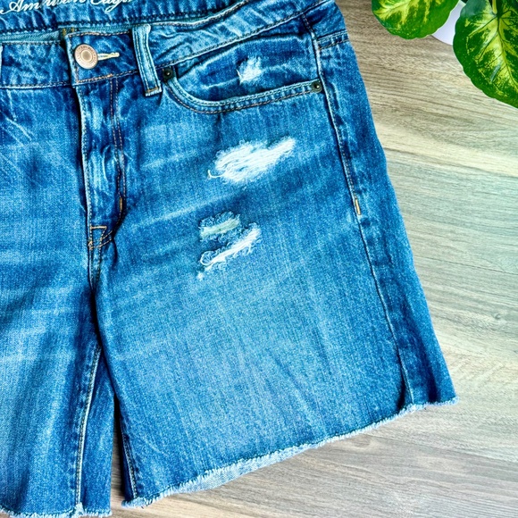 American Eagle Mid-rise fit Distressed Denim Medium Wash Cutoff Shorts Size 8 - Picture 5 of 13